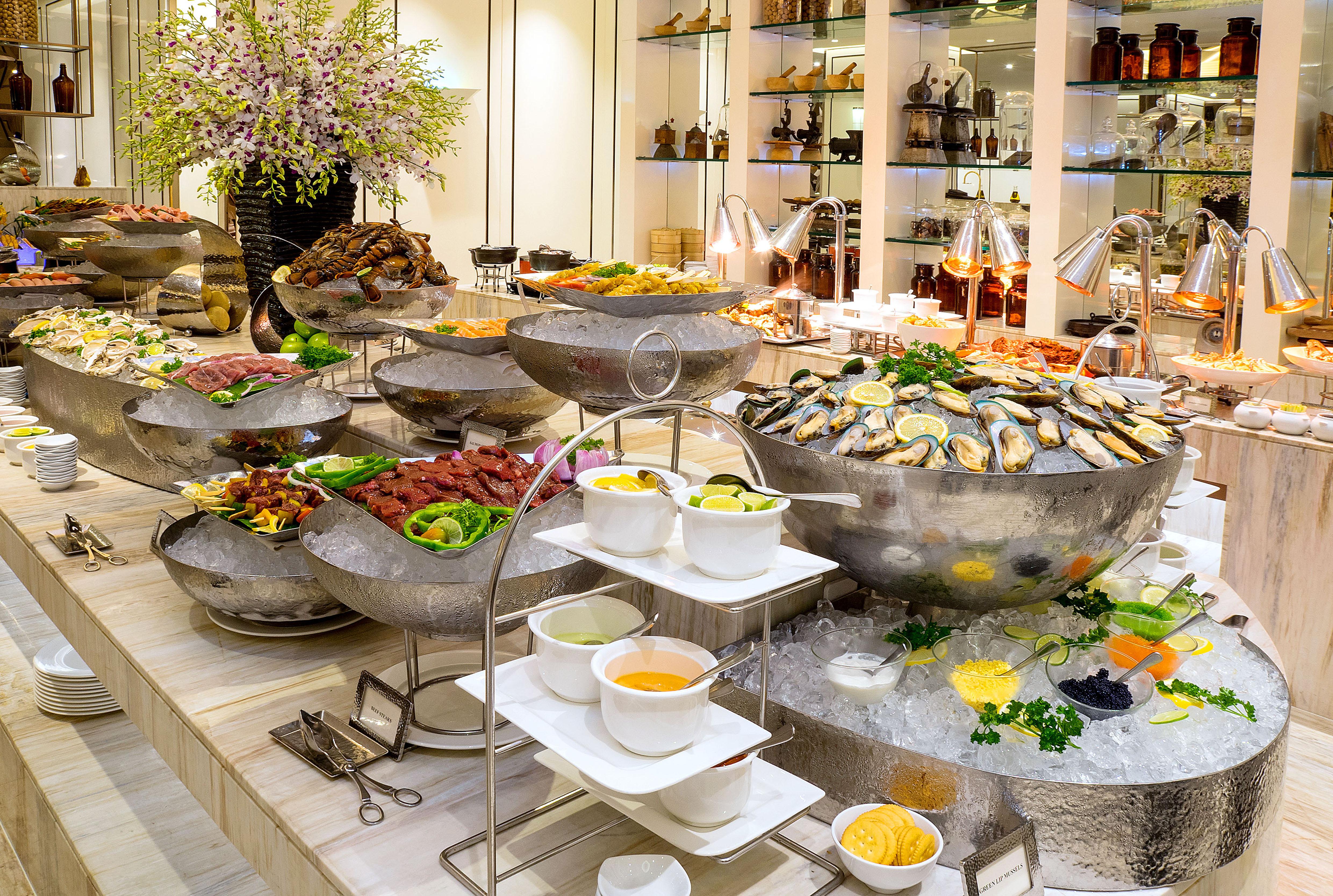 Hotel Caravelle Saigon Ho-Chi-Minh-Stadt Exterior foto A buffet at a hotel
