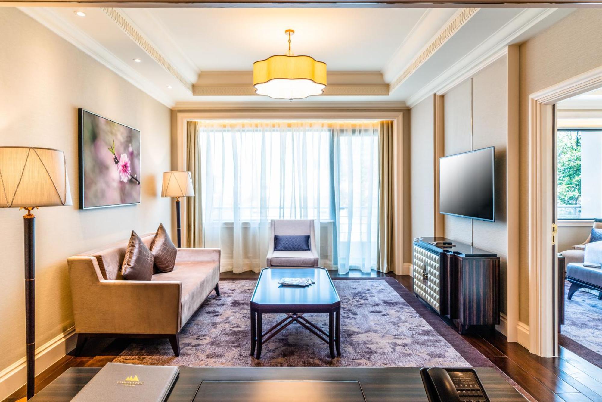 Hotel Caravelle Saigon Ho-Chi-Minh-Stadt Exterior foto Living room of a suite